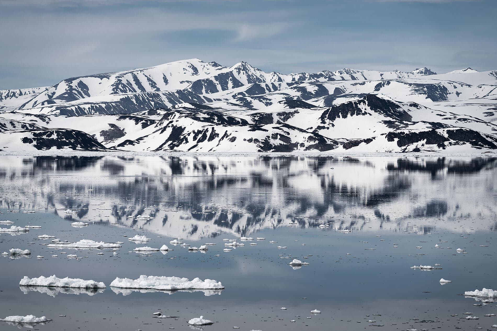 In the ice of the Arctic, from Svalbard to Greenland ©StudioPONANT_Morgane Monneret